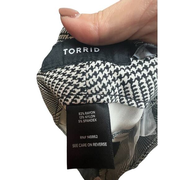 Torrid Black and White Houndstooth Women's Pants Size 24R - Picture 6 of 10